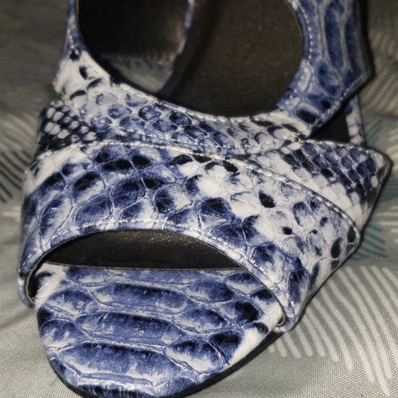 Life Stride Memory Foam Blue Alligator sandals - Picture 5 of 8